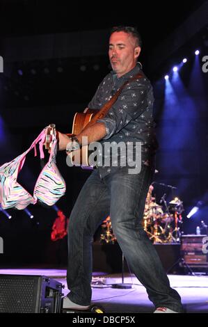 Raleigh, North Carolina, Stati Uniti d'America. 28 Luglio, 2013. Musicista ED ROBERTSON del gruppo Barenaked Ladies effettuando al Red Hat anfiteatro. Credito: Tina Fultz/ZUMAPRESS.com/Alamy Live News Foto Stock