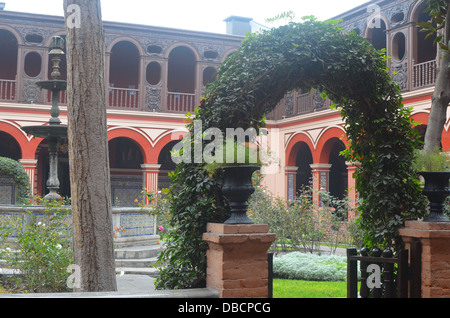Giardino di Rose e un cortile in Santo Domingo convento, Lima, Peru Foto Stock