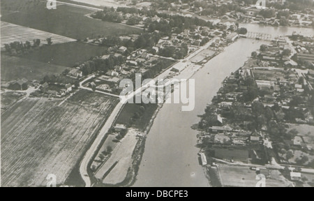 Questa fotografia aerea scattata da un aereo mostra Wallaceburg, Ontario, offrendo una prospettiva unica della città e del suo paesaggio all'inizio del XX secolo. Foto Stock