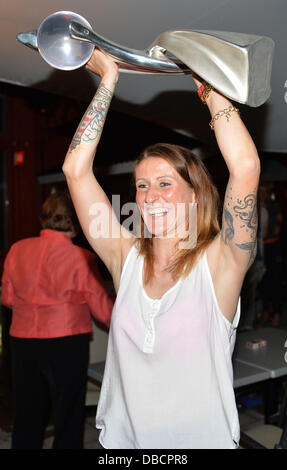 Solna, Svezia. 27 Luglio, 2013. National Soccer player Anja Mittag detiene il bicchiere alla celebrazione della vittoria del team hotel a Solna, Svezia, 27 luglio 2013. La Germania ha vinto la finale di UEFA campionato europeo femminile 1-0 contro la Norvegia. Foto: CARMEN JASPERSEN/dpa/Alamy Live News Foto Stock