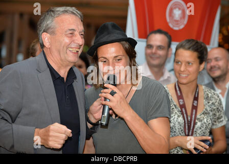 Solna, Svezia. 27 Luglio, 2013. DFB presidente Wolfgang Niersbach e portiere Nadine Angerer dare un discorso alla celebrazione della vittoria del team hotel a Solna, Svezia, 27 luglio 2013. La Germania ha vinto la finale di UEFA campionato europeo femminile 1-0 contro la Norvegia. Foto: CARMEN JASPERSEN/dpa/Alamy Live News Foto Stock