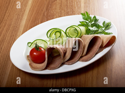 Fette di lingua di manzo con rafano e verdure Foto Stock