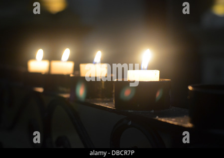 Candele accese su un altare al Santo Domingo convento, Lima, Peru Foto Stock