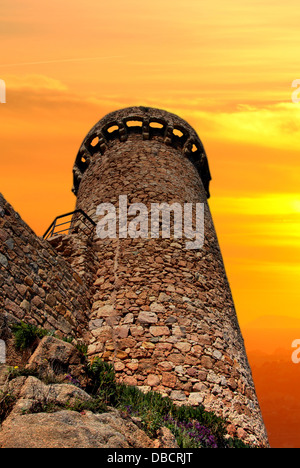 Torre di un castello in pieno il tramonto in autunno Foto Stock