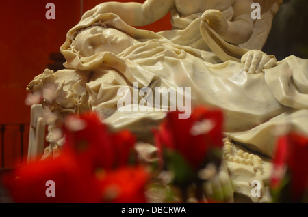 Statua di Santa Rosa de Lima, con Rose in primo piano. Convento di Santo Domingo, Lima, Peru Foto Stock