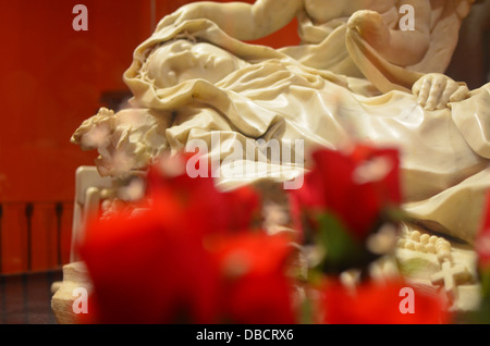 Statua di Santa Rosa de Lima, con Rose in primo piano. Convento di Santo Domingo, Lima, Peru Foto Stock