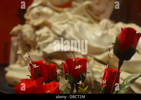 Statua di Santa Rosa de Lima, con Rose in primo piano. Convento di Santo Domingo, Lima, Peru Foto Stock