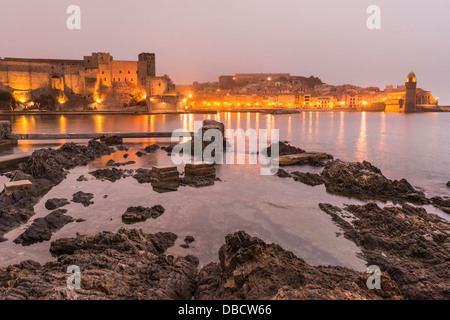 Chateau Royal e Eglise Notre Dame des Anges, Collioure, Pyrénées-Orientales, Languedoc-Roussillon, Francia Foto Stock