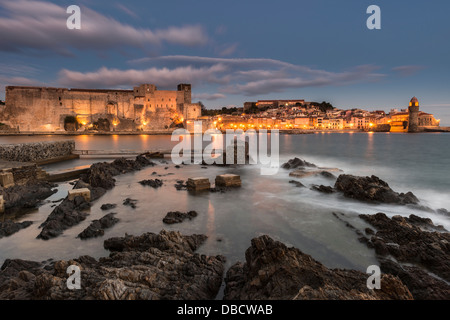 Chateau Royal e Eglise Notre Dame des Anges, Collioure, Pyrénées-Orientales, Languedoc-Roussillon, Francia Foto Stock
