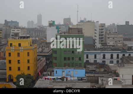 Viste attraverso gli edifici del centro di Lima, da Santo Domingo convento. Lima, Perù Foto Stock