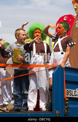 Swanage, DORSET REGNO UNITO 28 luglio 2013. Migliaia di visitatori a discendere su di Swanage per guardare la processione, come parte di Swanage la settimana di carnevale. Credito: Carolyn Jenkins/Alamy Live News Foto Stock