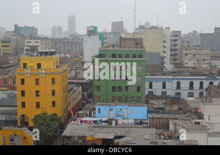 Viste attraverso gli edifici del centro di Lima, da Santo Domingo convento. Lima, Perù Foto Stock