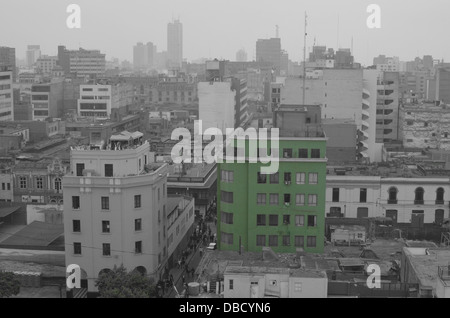 Viste attraverso gli edifici del centro di Lima, da Santo Domingo convento. Lima, Perù Foto Stock