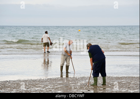 Esca escavatrice usando la pompa per raccogliere lugworm a bassa marea sulla spiaggia di Brighton East Sussex England Regno Unito Foto Stock