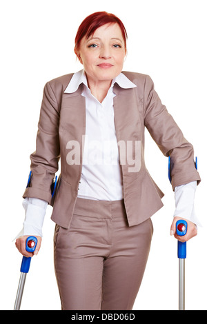 Sorridente business donna camminare con due stampelle Foto Stock