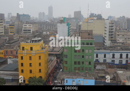 Viste attraverso gli edifici del centro di Lima, da Santo Domingo convento. Lima, Perù Foto Stock