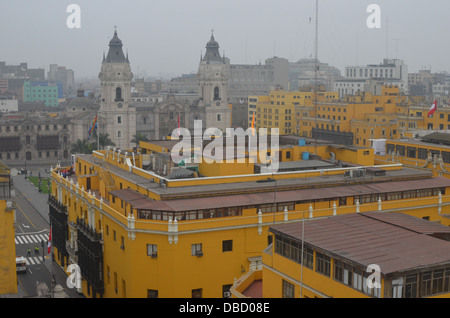 Viste attraverso gli edifici del centro di Lima, da Santo Domingo convento. Lima, Perù Foto Stock