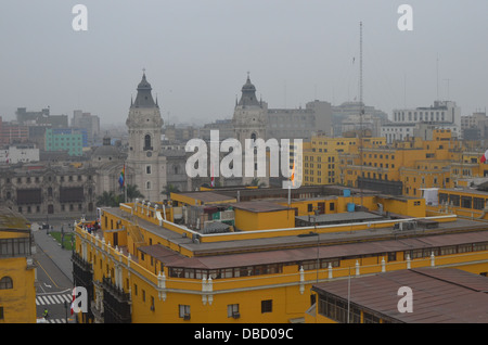 Viste attraverso gli edifici del centro di Lima, da Santo Domingo convento. Lima, Perù Foto Stock