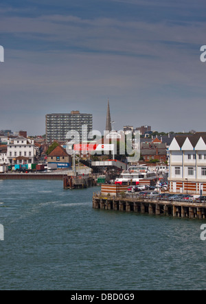 Imbuto Rosso Terminale traghetti e Quayside, Southampton, Hampshire, Inghilterra Foto Stock