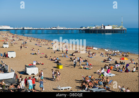 I villeggianti rilassarsi in estate il sole sulla spiaggia di Brighton East Sussex England Regno Unito Foto Stock