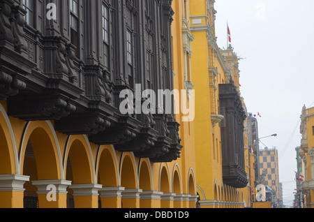 Riccamente intagliati balconi in legno in stile coloniale spagnolo Plaza de Armas di Lima, Perù Foto Stock