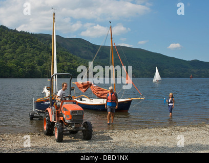 Alaggio barca a vela sul rimorchio, Glenridding Sailing Club, Ullswater, Lake District, Cumbria, England Regno Unito Foto Stock
