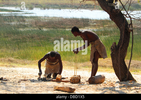 Fabbro al lavoro in un Otjiwambo villaggio culturale nei pressi di Rundu. Foto Stock