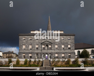 Il XVII secolo il palazzo Vescovile,il Museo di Waterford 1700 al presente, il centro commerciale, la città di Waterford, Irlanda (Christ Church steeple dietro) Foto Stock