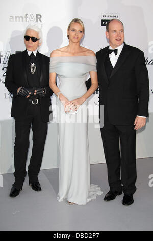 S.a.r. il Principe Alberto di Monaco (r-l), Charlene Wittstock e Karl Lagerfeld 2011 Festival Internazionale del Cinema di Cannes - Giorno 9 amFar Cinema against Aids gala - Arrivi Cap d'Antibes, Francia - 19.05.11 Foto Stock