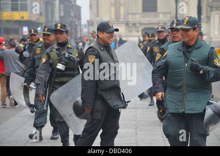 Peruviano presenza militare di fronte al palazzo presidenziale, Plaza de Armas, Lima, Peru Foto Stock