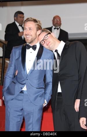 Attore Ryan Gosling (giacca blu) e direttore di Nicolas Winding Refn 2011 Festival Internazionale del Cinema di Cannes - Giorno 10 - Drive - Premiere Cannes, Francia - 20.05.11 Foto Stock