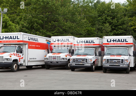 U-haul carrelli sono lineup in un parcheggio nel Maine Foto Stock