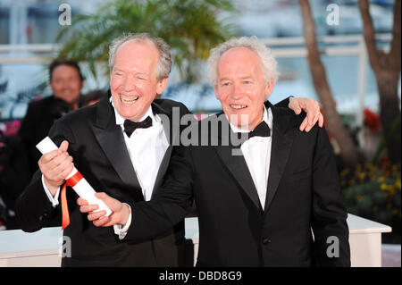 Amministrazione Luc Dardenne (L) e Jea-Pierre Dardenne, vincitori del Grand Prix award per "Il tipo con un moto' 2011 Festival Internazionale del Cinema di Cannes - Il Palm d'Or e Premi - Photocall Cannes, Francia - 22.05.11 Foto Stock