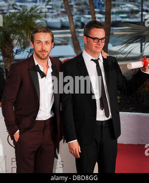 Attore Ryan Gosling (L) e 2011 Miglior regia Nicolas Winding Refn del film 'Drive' pongono 2011 Festival Internazionale del Cinema di Cannes - Il Palm d'Or e Premi - Photocall Cannes, Francia - 22.05.11 Foto Stock