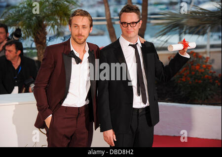 Attore Ryan Gosling (L) e 2011 Miglior regia Nicolas Winding Refn del film 'Drive' pongono 2011 Festival Internazionale del Cinema di Cannes - Il Palm d'Or e Premi - Photocall Cannes, Francia - 22.05.11 Foto Stock