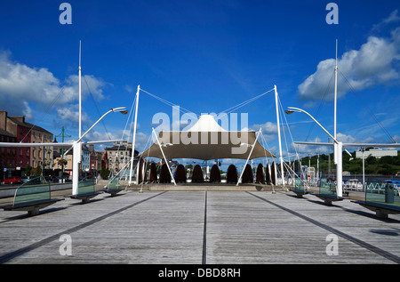 Oggetto area di performance, progettata sulla struttura di prua e le protezioni del XI secolo Viking lunghe barche, Millennium Plaza, la città di Waterford, Irlanda Foto Stock