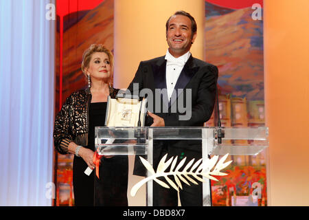 Catherine Deneuve presentes il premio di miglior attore a Jean Dujardin 2011 Festival Internazionale del Cinema di Cannes - Cerimonia di chiusura e Premi - all'interno di Cannes, Francia - 22.05.11 Foto Stock