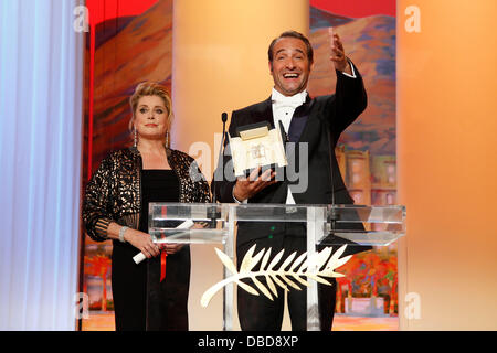 Catherine Deneuve presentes il premio di miglior attore a Jean Dujardin 2011 Festival Internazionale del Cinema di Cannes - Cerimonia di chiusura e Premi - all'interno di Cannes, Francia - 22.05.11 Foto Stock