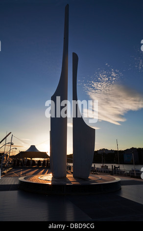 La scultura rappresenta Oifa e Strongbow sul Millennium Plaza, le banchine, città di Waterford, nella contea di Waterford, Irlanda Foto Stock