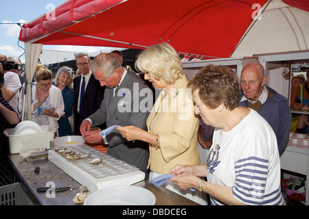 Whitstable Oyster Festival. Kent. Il principe Carlo mangia un Oyster da ovest conchiglia di Camilla, duchessa di Cornovaglia, Jean West e Derek West a guardare. Foto Stock