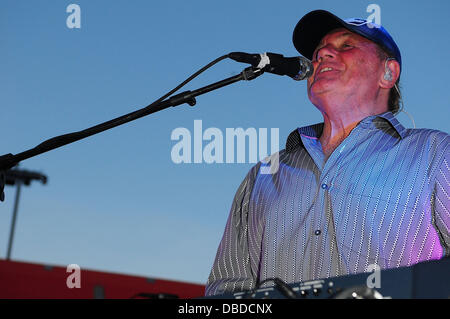 Bruce Johnston dei Beach Boys John Stamos suona dal vivo con i Beach Boys a Marlins Super concerto del sabato a Miami, Florida - 21.05.11 Foto Stock