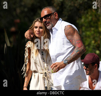 Nathalie Sorensen e sua figlia della roccia di cristallo Christian Audigier celebra il suo 53° compleanno presso il suo CA-Ranch in Topanga. Il designer di moda e la sua fidanzata, modello brasiliano Nathalie Sorensen ha ospitato una festa con 100 ospiti. Los Angeles, California, Foto Stock