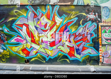 Melbourne's Hosier Lane è un celebre punto di riferimento qualora legale street art decora le pareti. Foto Stock