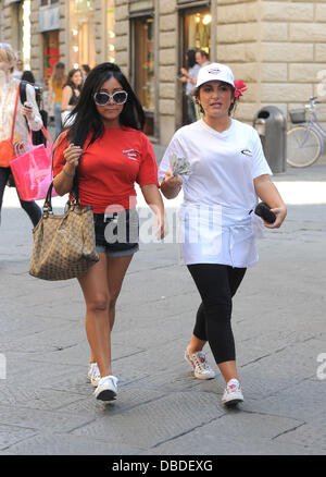 Nicole 'Snooki' Polizzi e Sara Nicole Cortese Jersey Shore cast membri hanno una passeggiata per il centro della città in pausa pranzo, sul loro primo giorno di lavoro in O' Vesuvio Pizzeria. Sara stava trasportando un ventilatore per conservare al fresco nella soffocante calore. Floren Foto Stock