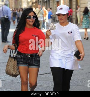 Nicole 'Snooki' Polizzi e Sara Nicole Cortese Jersey Shore cast membri hanno una passeggiata per il centro della città in pausa pranzo, sul loro primo giorno di lavoro in O' Vesuvio Pizzeria. Sara stava trasportando un ventilatore per conservare al fresco nella soffocante calore. Floren Foto Stock