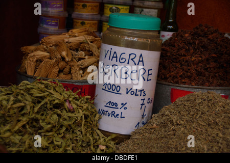 Viagra di erbe per la vendita su una fase di stallo con altre erbe e spezie nel Souk El Had, Agadir, Marocco, Africa del Nord. Foto Stock