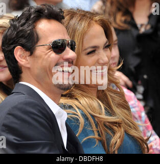 Marc Anthony e Jennifer Lopez Simon Fuller riceve una stella sulla Hollywood Walk of Fame. Los Angeles, California - 23.05.11 Foto Stock