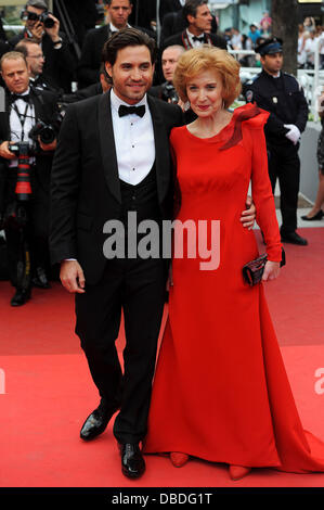 Edgard Ramirez e Marisa Paredes 2011 Festival Internazionale del Cinema di Cannes - Red Carpet per 'Les Beins-Aimes' e cerimonia di chiusura - Arrivi Cannes, Francia - 22.05.11 Foto Stock