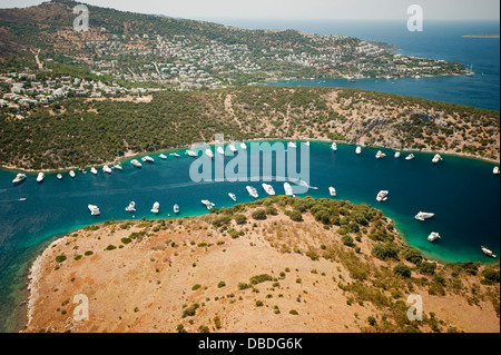 Vista aerea della baia di Türkbükü e barche ancorate Bodrum Turchia Foto Stock