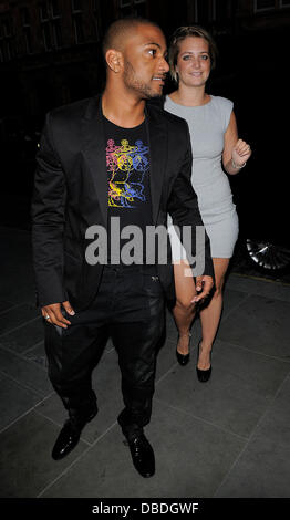 Jason Gill aka JB da boy band JLS e fidanzata Chloe Tangney arrivando al ristorante Scotts Mayfair. Londra, Inghilterra 24.05.11 Foto Stock